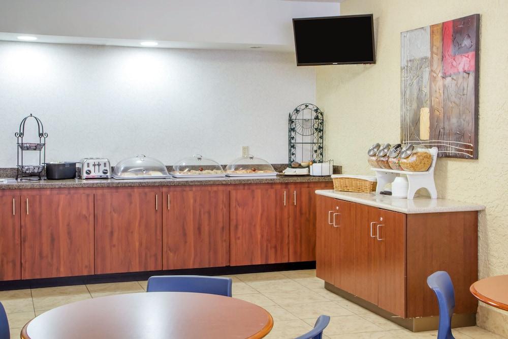 Econo Broken Arrow-tulsa Hotel Broken Arrow